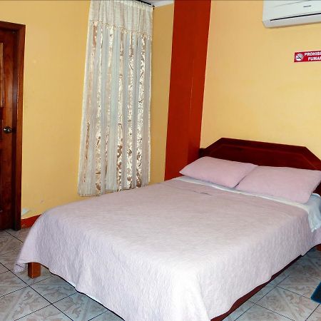 Hostal Leon Dormido Puerto Baquerizo Moreno Extérieur photo