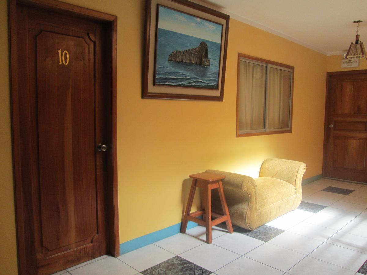 Hostal Leon Dormido Puerto Baquerizo Moreno Extérieur photo