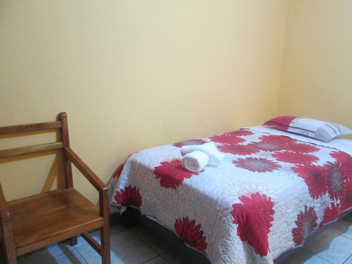 Hostal Leon Dormido Puerto Baquerizo Moreno Extérieur photo