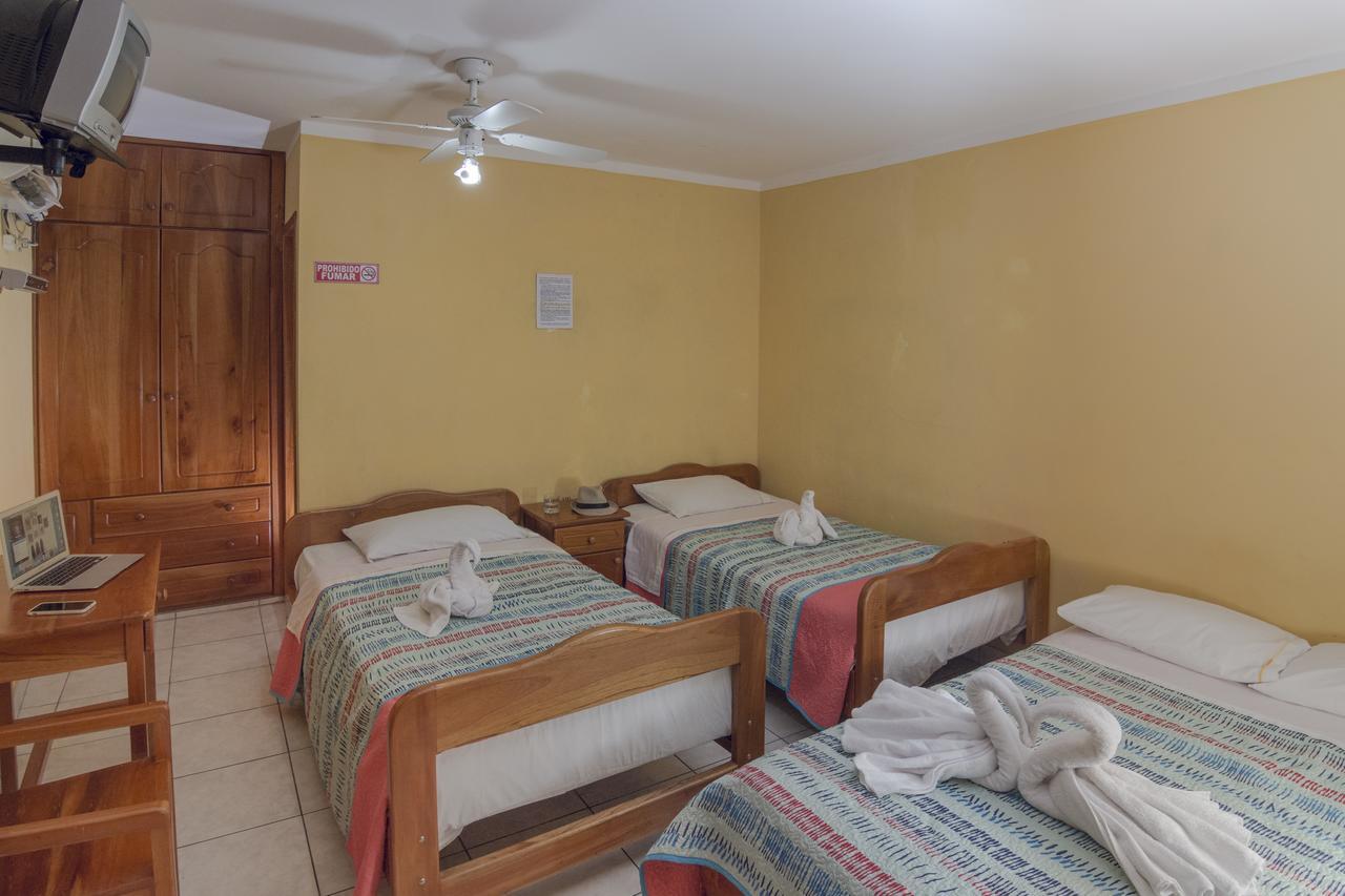 Hostal Leon Dormido Puerto Baquerizo Moreno Extérieur photo